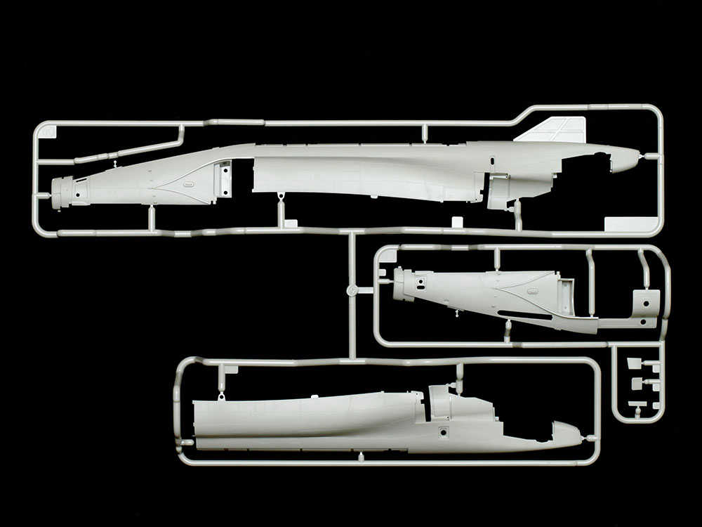 1/48 マクダネル・ダグラス F-4B ファントムII キットのランナー部品と素組み完成品 タミヤ