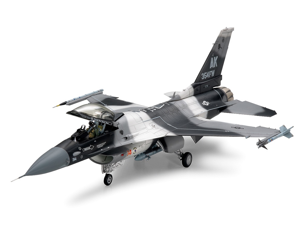 タミヤ 1/48 傑作機シリーズ F-16C ［ブロック32/52］ “サンダーバーズ